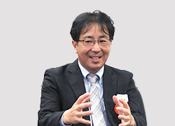 山根 淳 氏
